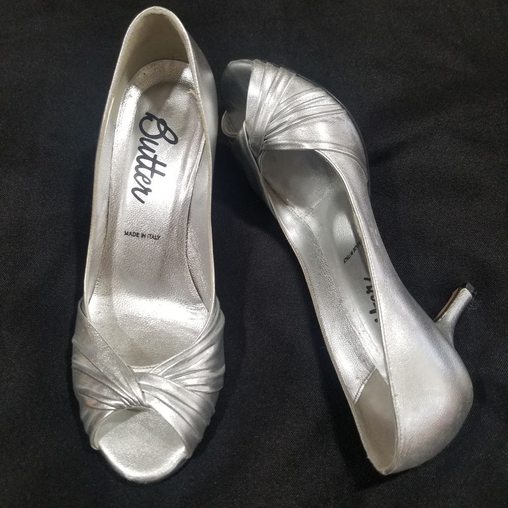 Butter Chanelle Silver Metallic Peep Toe Kitten Heel Pump. 8.5